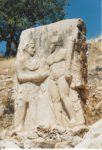 7/18 - Marmeren reliëf te Arsameia met Antiochos die Herakles de hand schudt