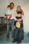 9/18 - Taxichauffeur Murat met vrouw en twee van zijn zoons voor hun huis in Bogazkale