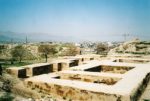 24/30 - Opgravingsterrein Tapeh-e Hagmatane met fundamenten van villa's uit tijd van Alexander de Grote in Hamadan