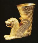 2/10 - Rhyton in vorm van gevleugelde leeuw uit Ecbatana/Hamadan (500-450 v. Chr. Nat. Museum Teheran)